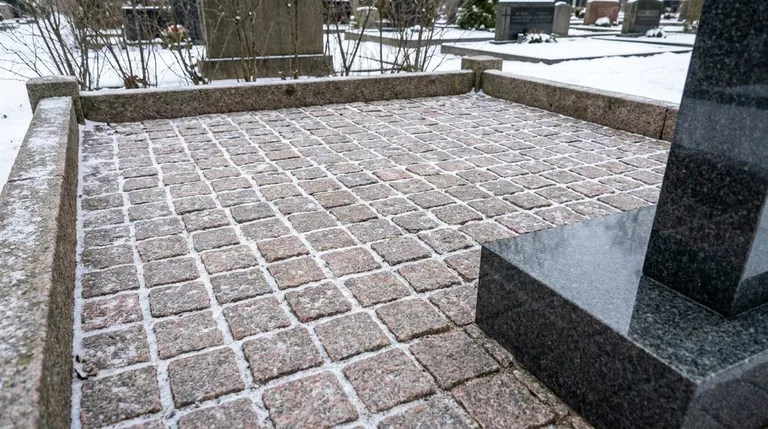Мощение участка серой гранитной плиткой с цоколем, образец ПМ004 в Новокузнецке