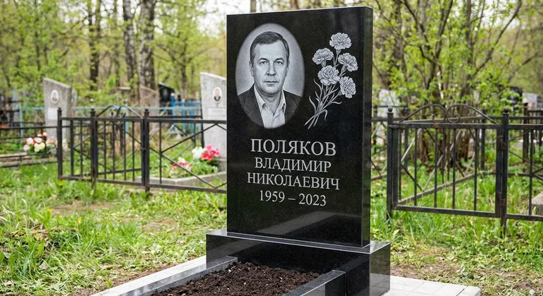 Памятник с гравировкой гвоздик — выполненная работа «Поляков» в Новокузнецке