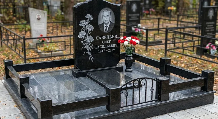Памятник с гравировкой гвоздик — выполненная работа «Савельев» в Новокузнецке