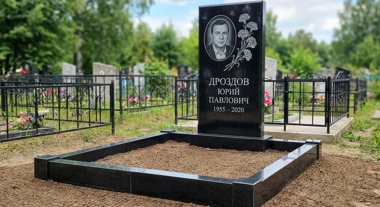 Памятник с гравировкой гвоздик — выполненная работа «Дроздов» в Новокузнецке