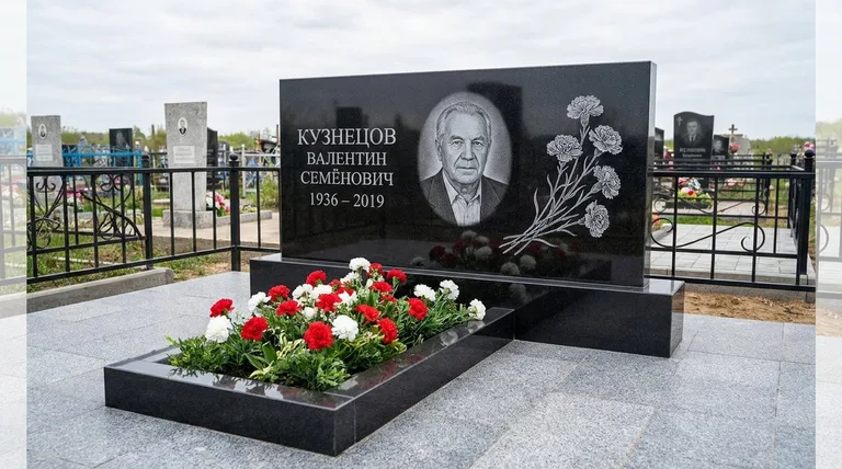Памятник с гравировкой гвоздик — выполненная работа «Кузнецов» в Новокузнецке