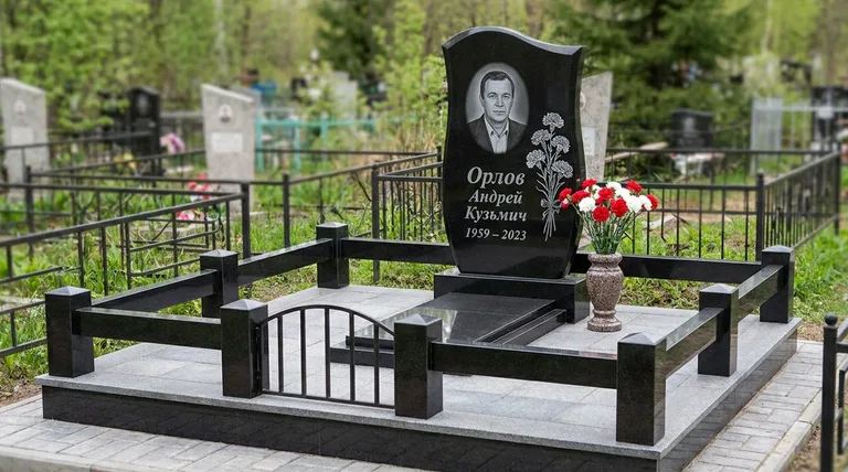 Памятник с гравировкой гвоздик — выполненная работа «Орлов» в Новокузнецке