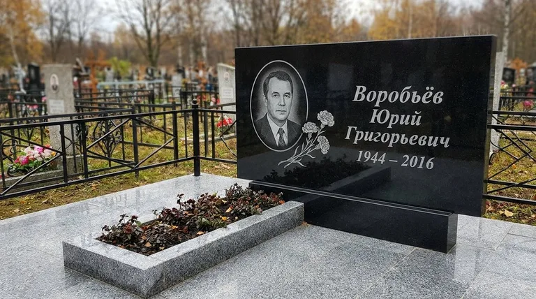 Памятник с гравировкой гвоздик — выполненная работа «Воробьёв» в Новокузнецке