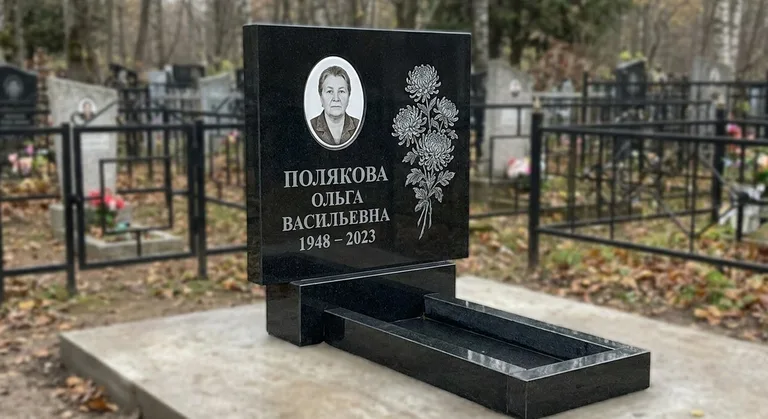 Памятник с гравировкой хризантем — выполненная работа «Полякова» в Новокузнецке