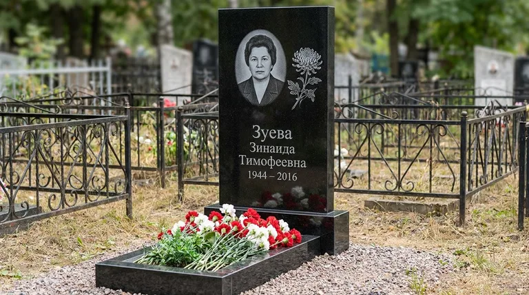 Памятник с гравировкой хризантем — выполненная работа «Зуева» в Новокузнецке