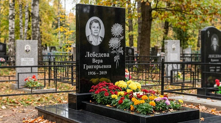 Памятник с гравировкой хризантем — выполненная работа «Лебедева» в Новокузнецке