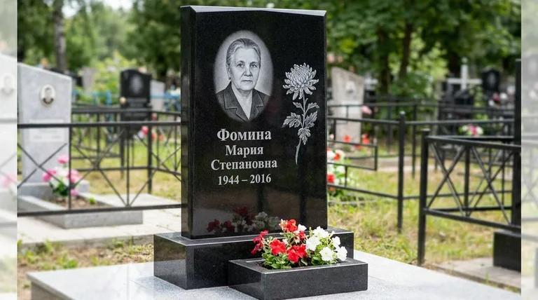 Памятник с гравировкой хризантем — выполненная работа «Фомина» в Новокузнецке