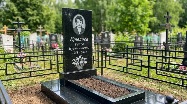 Памятник с гравировкой калл — выполненная работа «Крылова» в Новокузнецке