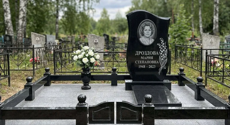 Памятник с гравировкой ландышей — выполненная работа «Дроздова» в Новокузнецке