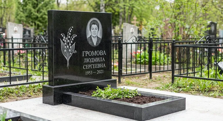 Памятник с гравировкой ландышей — выполненная работа «Громова» в Новокузнецке