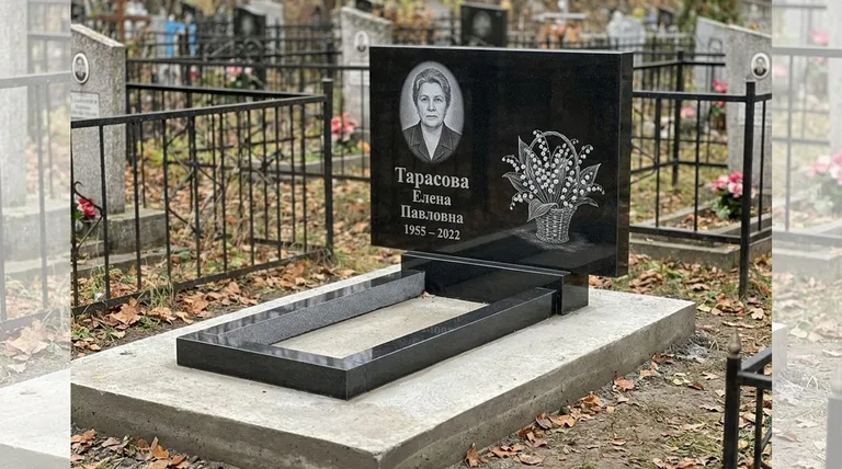 Памятник с гравировкой ландышей — выполненная работа «Тарасова» в Новокузнецке