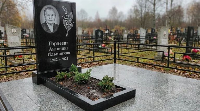Памятник с гравировкой ландышей — выполненная работа «Гордеева» в Новокузнецке