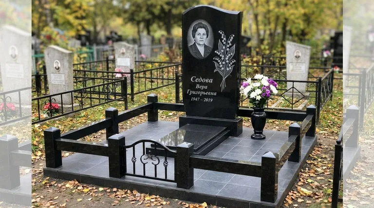 Памятник с гравировкой ландышей — выполненная работа «Седова» в Новокузнецке