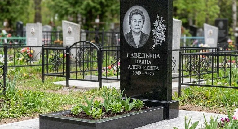 Памятник с гравировкой лилий — выполненная работа «Савельева» в Новокузнецке