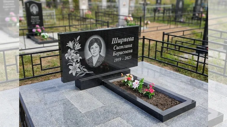 Памятник с гравировкой лилий — выполненная работа «Ширяева» в Новокузнецке