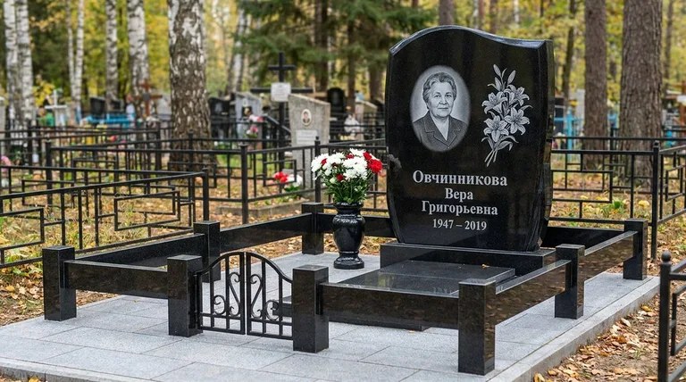 Памятник с гравировкой лилий — выполненная работа «Овчинникова» в Новокузнецке