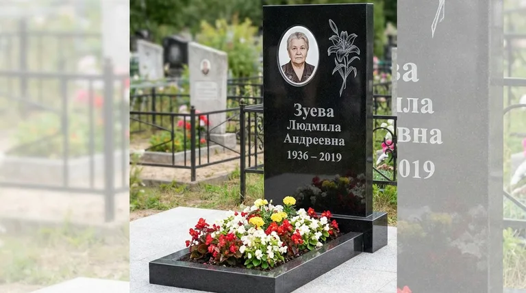 Памятник с гравировкой лилий — выполненная работа «Зуева» в Новокузнецке
