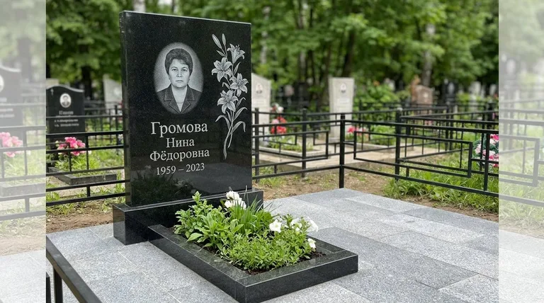 Памятник с гравировкой лилий — выполненная работа «Громова» в Новокузнецке