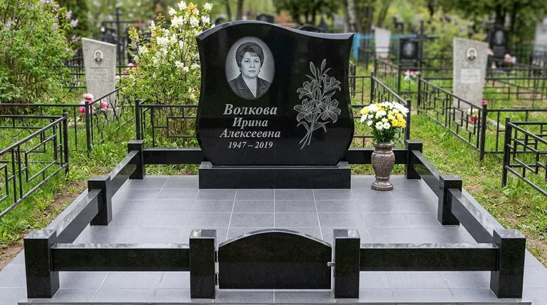 Памятник с гравировкой лилий — выполненная работа «Волкова» в Новокузнецке