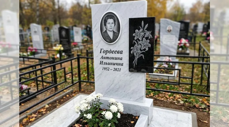Памятник с гравировкой лилий — выполненная работа «Гордеева» в Новокузнецке