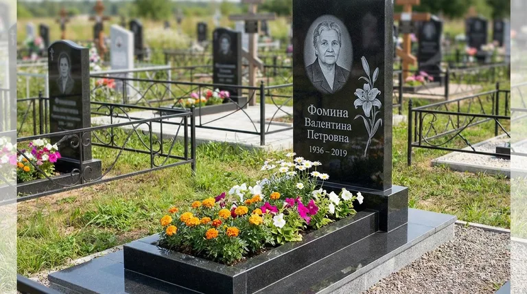 Памятник с гравировкой лилий — выполненная работа «Фомина» в Новокузнецке