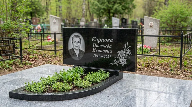 Памятник с гравировкой лилий — выполненная работа «Карпова» в Новокузнецке