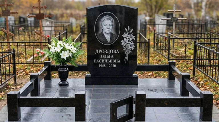 Памятник с гравировкой лилий — выполненная работа «Дроздова» в Новокузнецке