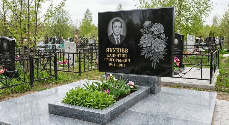 Памятник с гравировкой пионов — выполненная работа «Якушев» в Новокузнецке