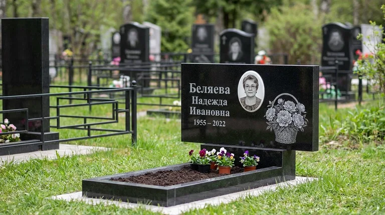 Памятник с гравировкой пионов — выполненная работа «Беляева» в Новокузнецке