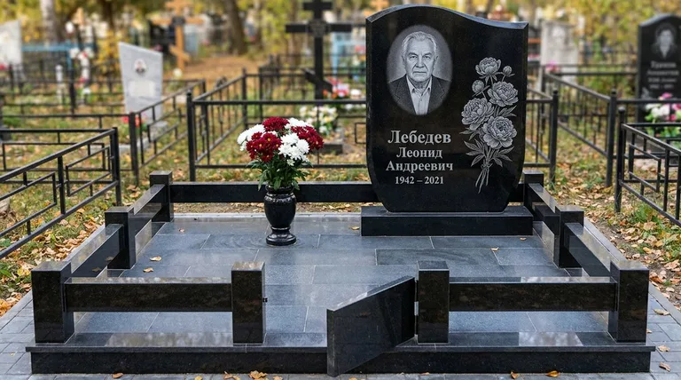 Памятник с гравировкой пионов — выполненная работа «Лебедев» в Новокузнецке