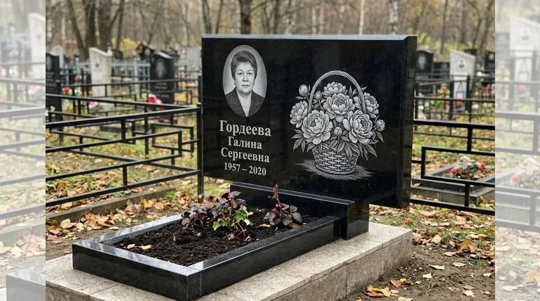 Памятник с гравировкой пионов — выполненная работа «Гордеева» в Новокузнецке