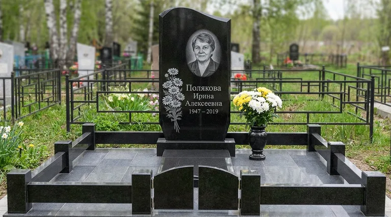 Памятник с гравировкой ромашек — выполненная работа «Полякова» в Новокузнецке