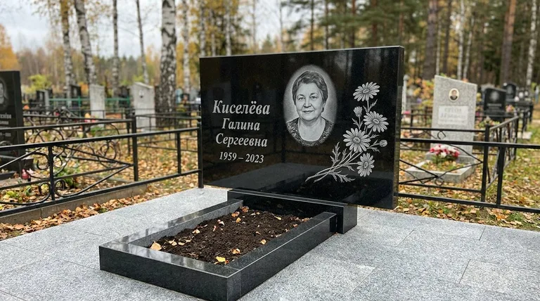 Памятник с гравировкой ромашек — выполненная работа «Киселёва» в Новокузнецке