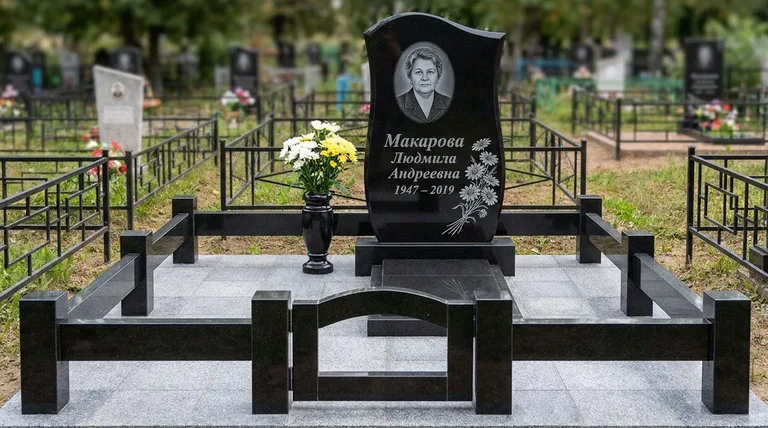 Памятник с гравировкой ромашек — выполненная работа «Макарова» в Новокузнецке
