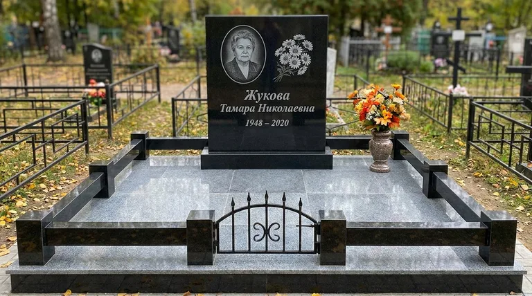 Памятник с гравировкой ромашек — выполненная работа «Жукова» в Новокузнецке