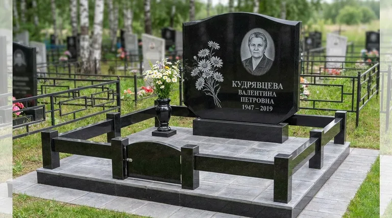 Памятник с гравировкой ромашек — выполненная работа «Кудрявцева» в Новокузнецке