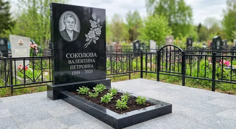 Памятник с гравировкой роз — выполненная работа «Соколова» в Новокузнецке