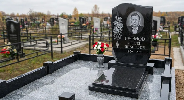 Памятник с гравировкой роз — выполненная работа «Громов» в Новокузнецке