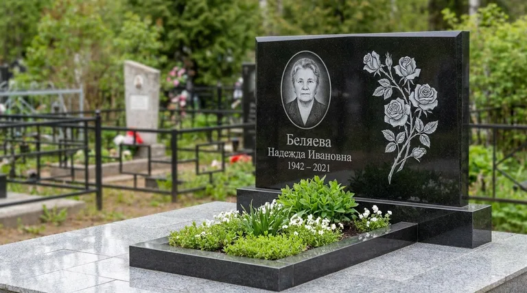 Памятник с гравировкой роз — выполненная работа «Беляева» в Новокузнецке