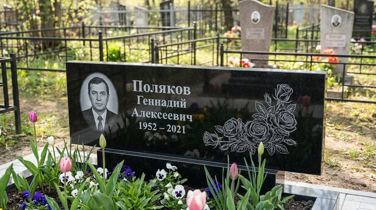 Памятник с гравировкой роз — выполненная работа «Поляков» в Новокузнецке