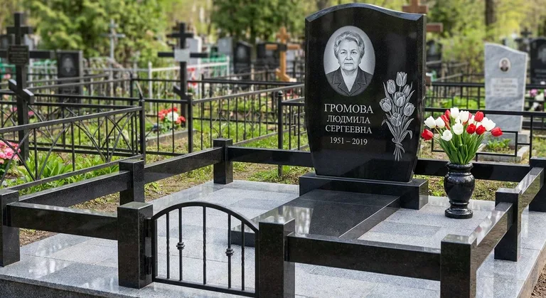 Памятник с гравировкой тюльпанов — выполненная работа «Громова» в Новокузнецке