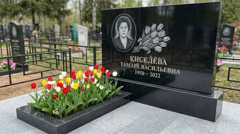Памятник с гравировкой тюльпанов — выполненная работа «Киселёва» в Новокузнецке