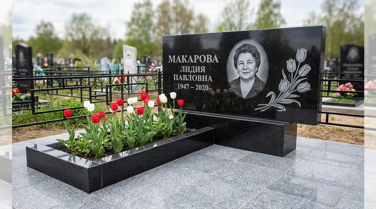 Памятник с гравировкой тюльпанов — выполненная работа «Макарова» в Новокузнецке