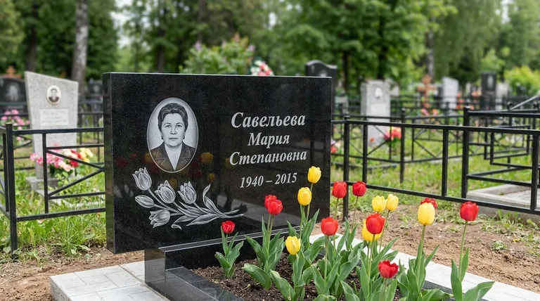 Памятник с гравировкой тюльпанов — выполненная работа «Савельева» в Новокузнецке