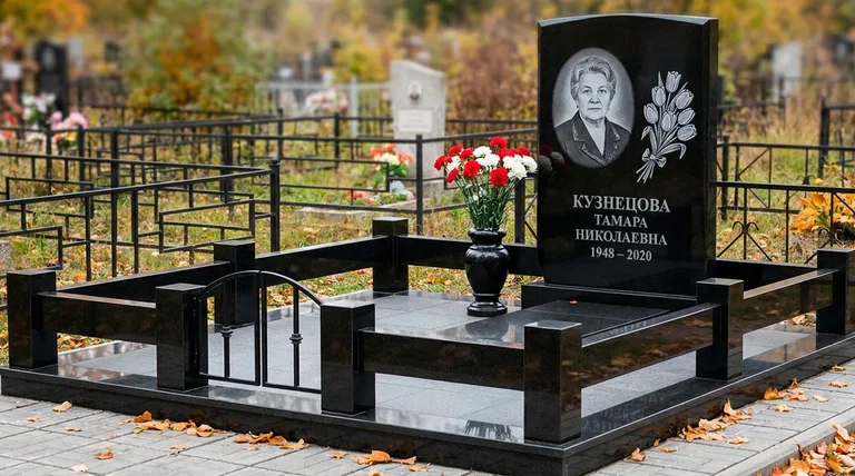 Памятник с гравировкой тюльпанов — выполненная работа «Кузнецова» в Новокузнецке