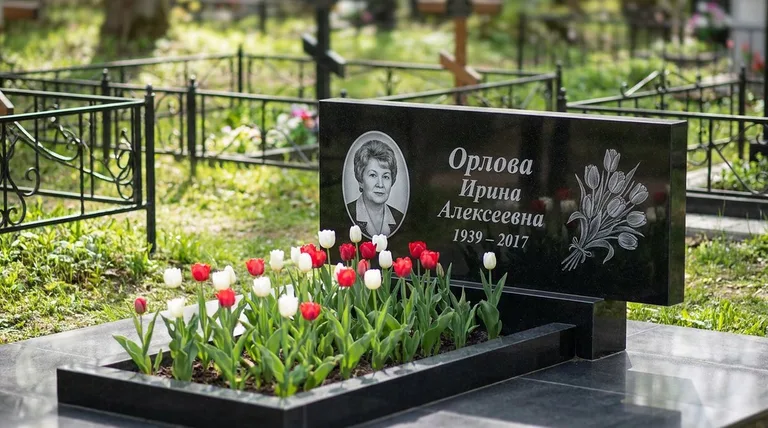 Памятник с гравировкой тюльпанов — выполненная работа «Орлова» в Новокузнецке