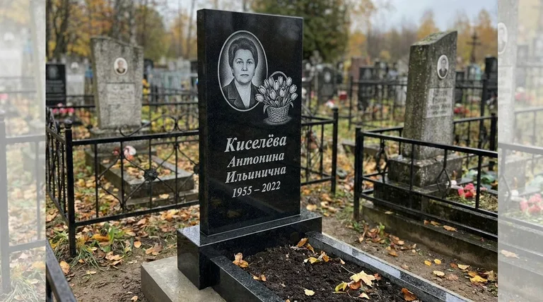 Памятник с гравировкой тюльпанов — выполненная работа «Киселёва» в Новокузнецке