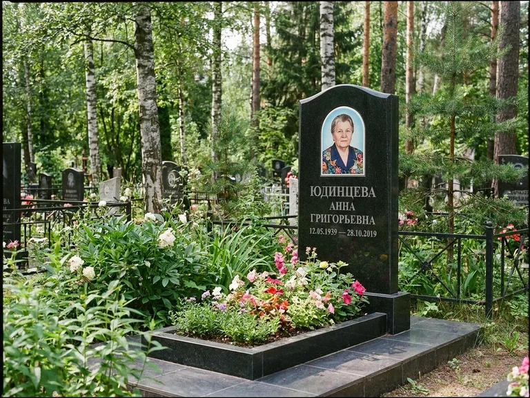 Овальный портрет на памятнике весной в Новокузнецке