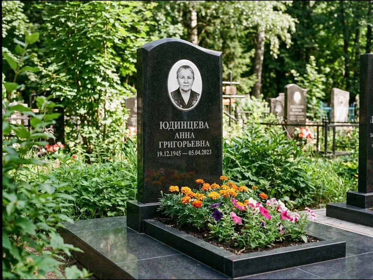 Овальный портрет на сером граните — работа «Юдинцева» в Новокузнецке