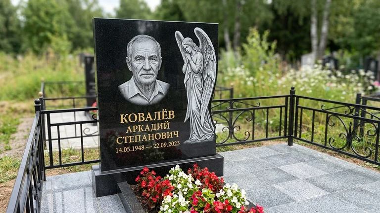Гравировка ангела на памятник в Новокузнецке — памятник из чёрного гранита с гравировкой